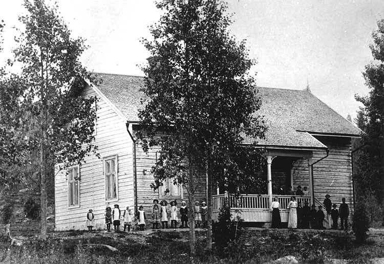 Skolhuset med skolbarnen år 1913.