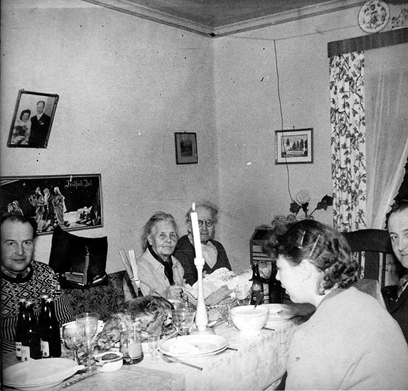 Verner Svenssons, julen 1956. Från vänster, på ...