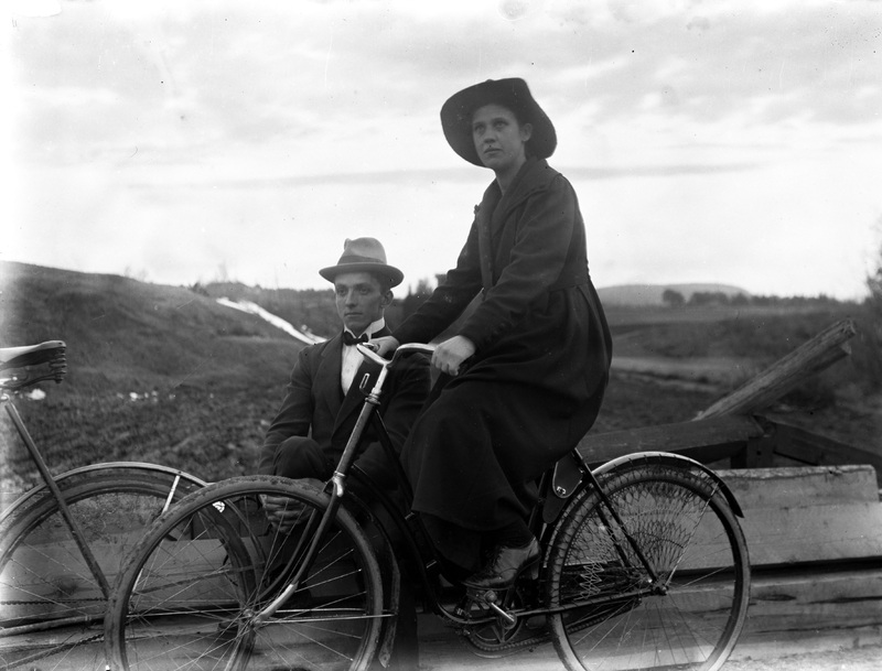 Aina och Edvin på cykelfärd