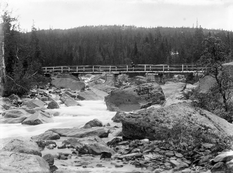 Första bron över Karsbäcken byggd av David Fors...