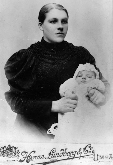 Freja Arnqvist, född Lövgren år 1877 i Norrfors...