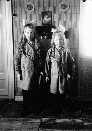 Till vänster: Amy Johansson, född 1912, flyttad...