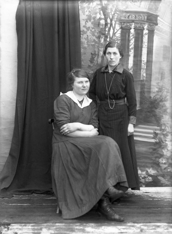 Från vänster: Anna Larsson, Örnäs gift Vaara, U...