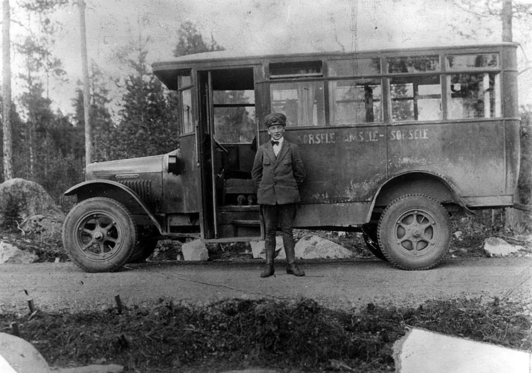 Arnold Vännström framför turbilen på 1920-talet.
