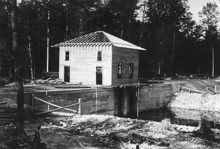 Kraftstationsbygge i Eugenia Falls 1914. Huset ...