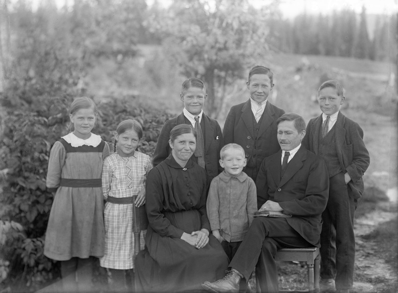 Lars Viklunds familj. Främre raden från vänster...