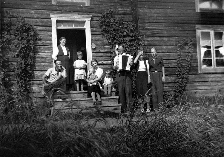 Jonas Perssons gård, 1939. Stående i dörröppnin...