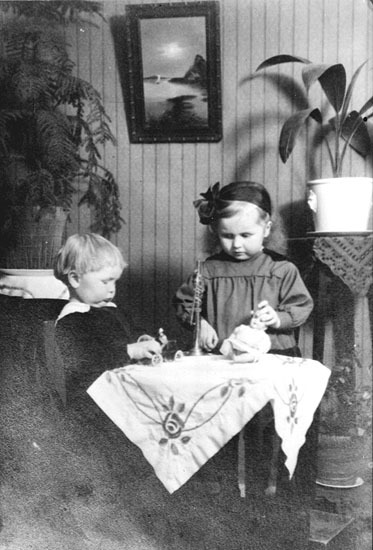 Kurt och Asta Gustavsson, 2 och 4 år gamla.