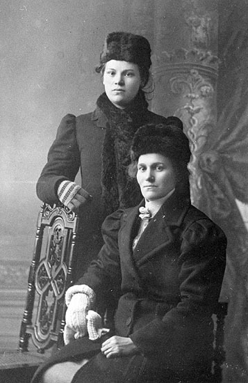 Selma Hedman och Eva Nilsson, Pausele.
