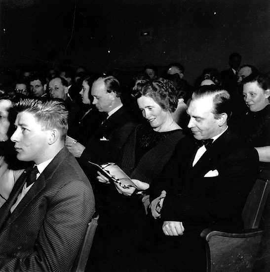 Teaterafton i Vilhelmina, 1958. Från höger köpm...