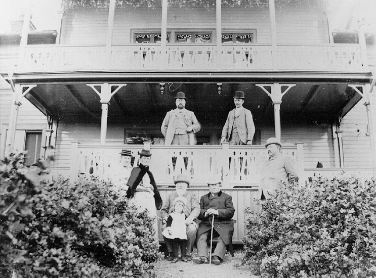 Tegsborg. Grupp framför verandan mot norr 1893.