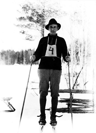 Edvin Isaksson på skidor. Året är 1927.