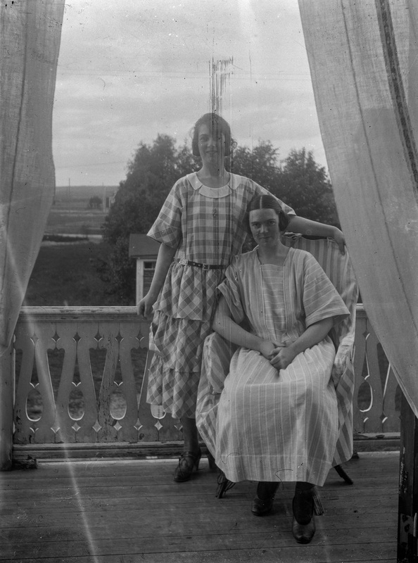 Två unga kvinnor på en balkong. Jämför VBM B 14...
