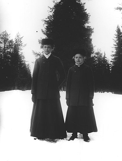 Systrarna Jenny och Ida Engman från Åkernäs. Je...