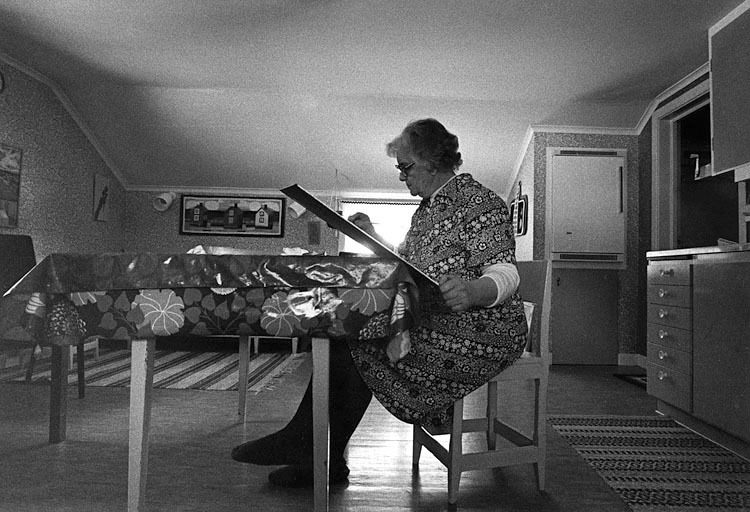 Göta Johansson fotograferad i köket i hemmet i ...