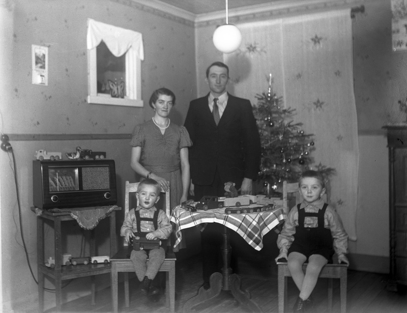 Fällfors 1:5. Från julen år 1942. Från vänster:...