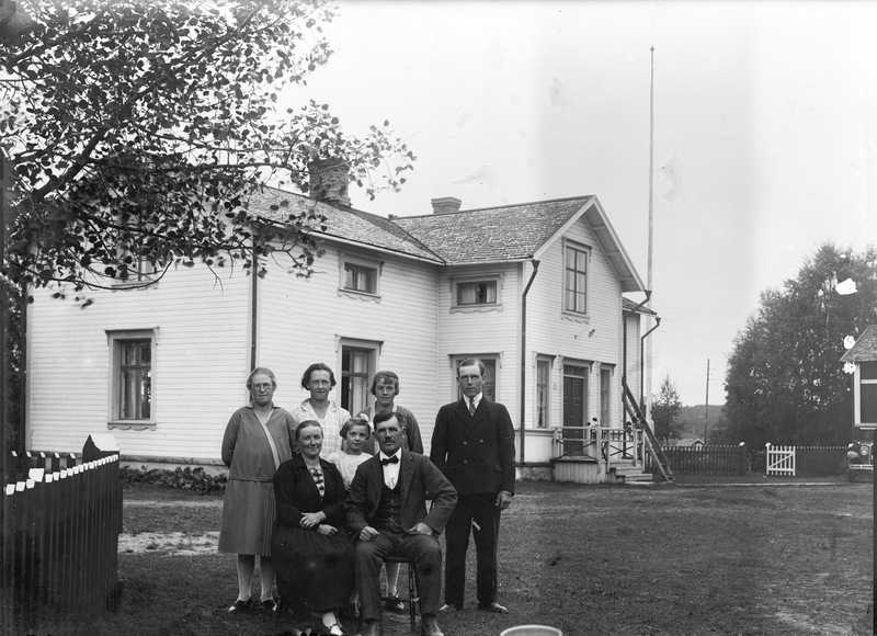 Gruppfoto utanför ett hus