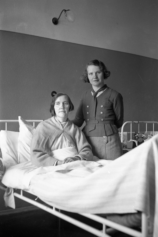 Elsa Johansson med dottern Magnhild f. Häggnäs,...
