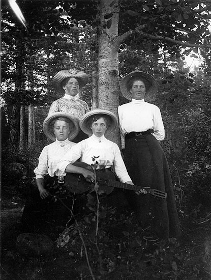 Porträtt av fyra okända kvinnor. Mjödtjärn ?.