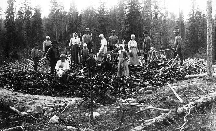 Förberedelse för tjärbränning vid Rånäset 1920.