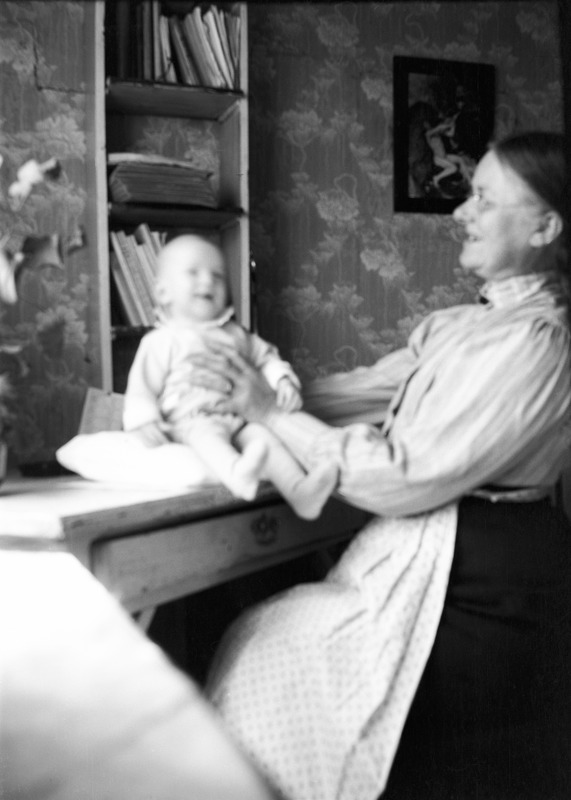 Agnes Stenberg tillsammans med barnbarnet Gunna...