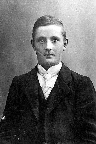 Konrad Ahlqvist, född 1887, son till hemmansäga...