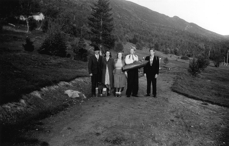 Ett sällskap norrmän på besök i Skalmodalen, 1946.