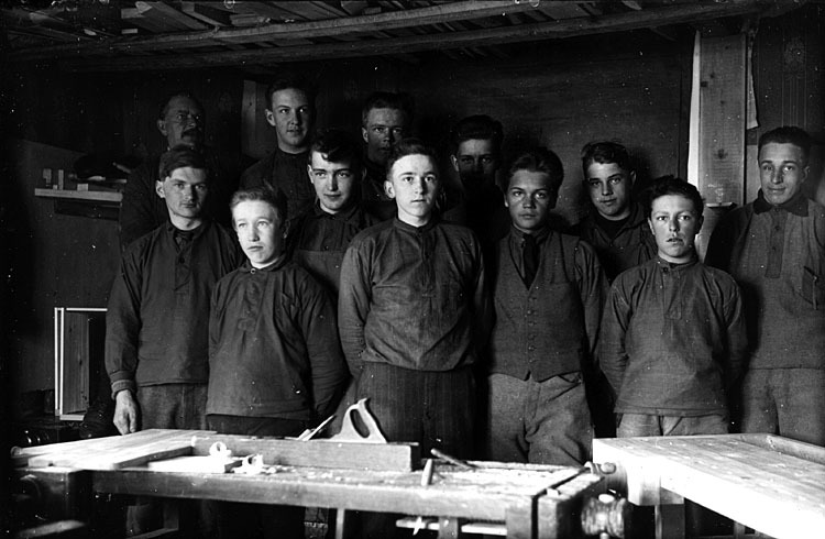 Gruppfoto från omkring 1920 av en yrkeskurs i s...