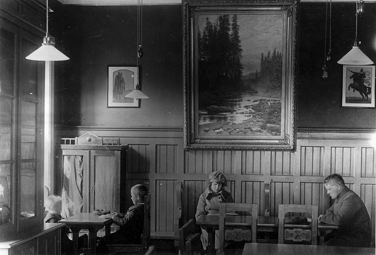 Bibliotek och läsesal i logehuset, 1920. 1919 b...