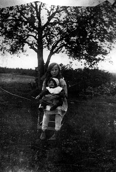 Märta Mikaelsson med Signe Johansson i knä 1922.
