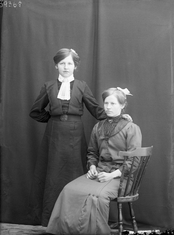 Systrarna Edit och Elin Hjukström, Lomselenäs.