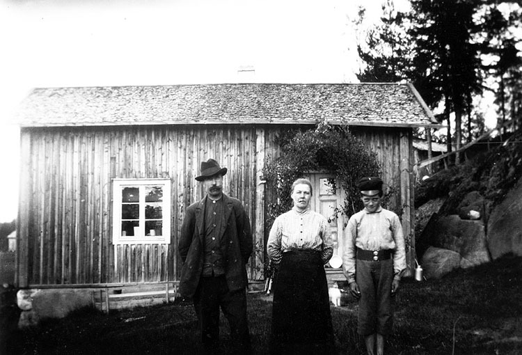 Anders Lindqvist med fru Tilda och sonen Gösta ...