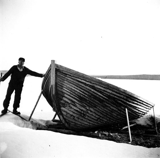 Albin Lövgren, Nordansjö, med sin båt i Malgoma...