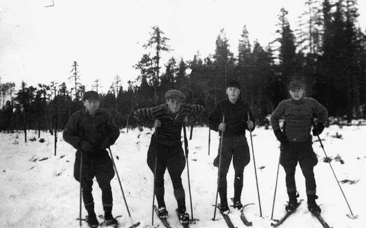 Skidåkning i Långvattnet, Åsele, år 1933. Från ...