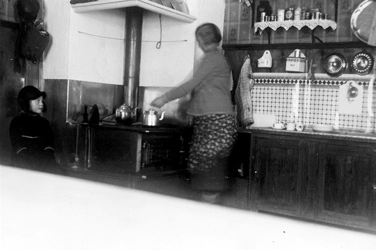 Fru Helga Bergkvist, Skansholm, i sitt kök.