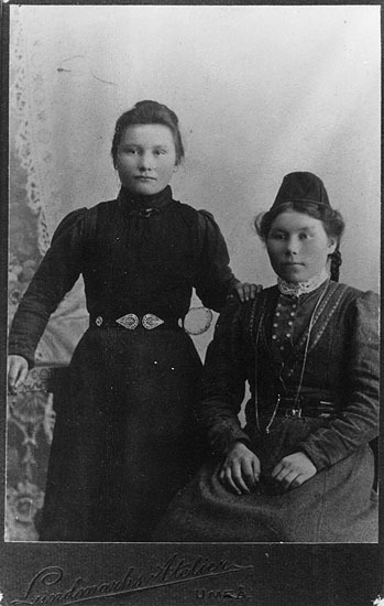 Porträtt av systrarna Brita och Maria Gustavsso...