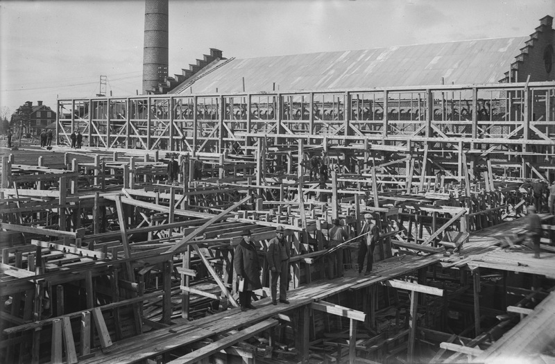 Det nya sågbygget inspekteras 1923. Till vänste...