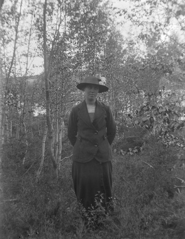 En yngre kvinna i dräkt och hatt, ej identifierad.