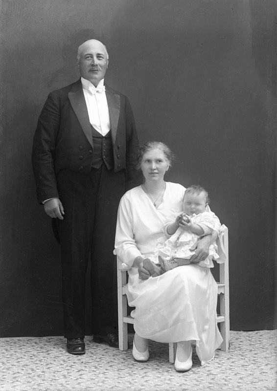 Jonas Karlsson med fru Lina och dottern Astrid ...