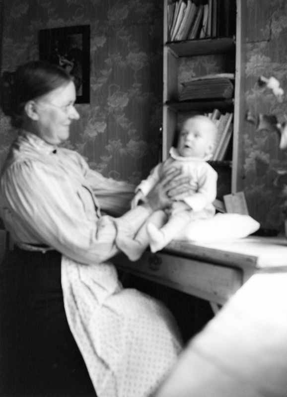Agnes Stenberg tillsammans med barnbarnet Gunna...