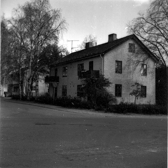 Bostadshuset i hörnet Bångvägen-Skolgatan. Kvat...