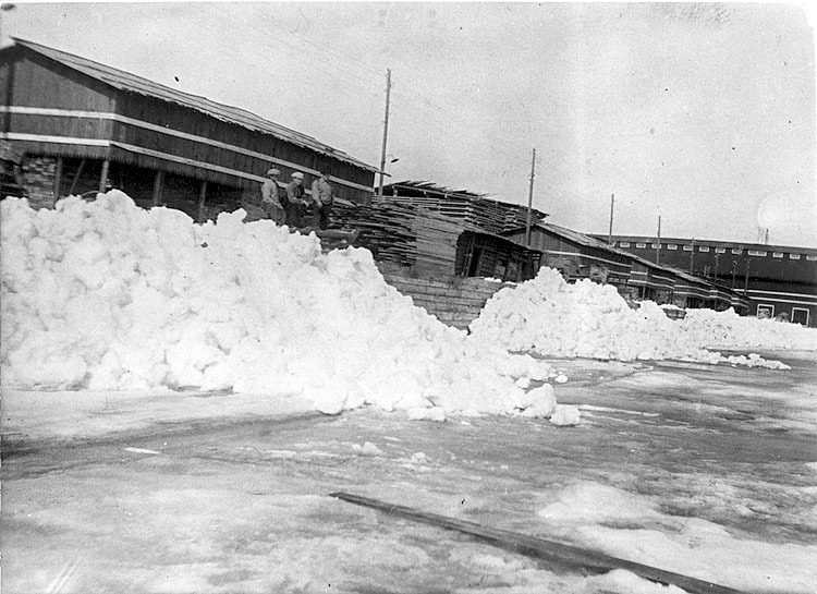 Snödragning från brädgården. 6 maj 1926.