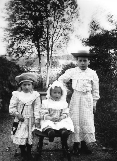 Ellen (f. 1903 ?), Märta (f. 1905) och Anna (f....