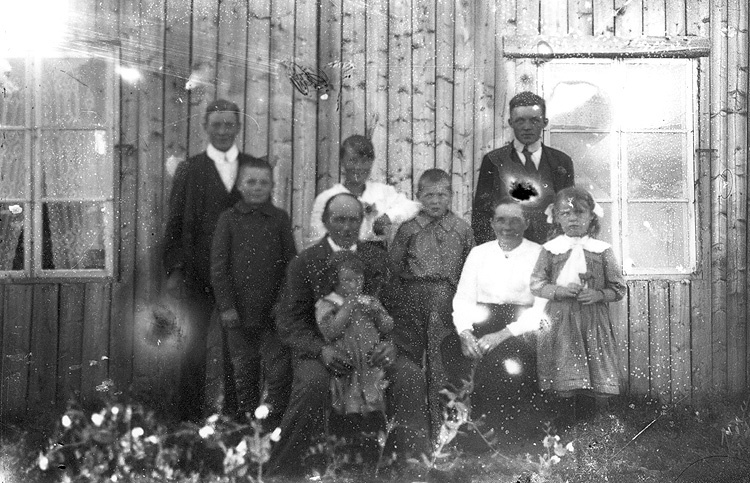 Per Jönsson med familj, Lövstrand, jordbrukare ...