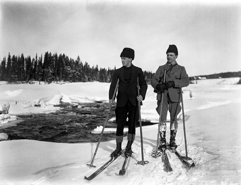 E. Norman och R. Lundström på skidor