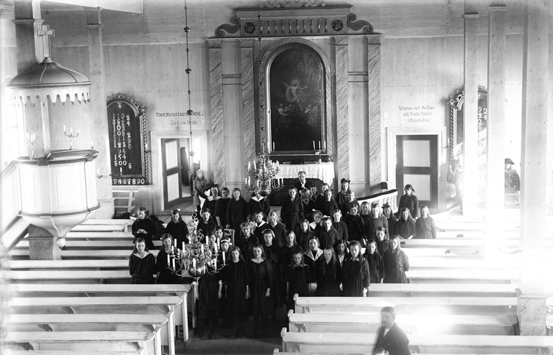 Fotografiet är taget i Sorsele kyrka 1909. Med ...