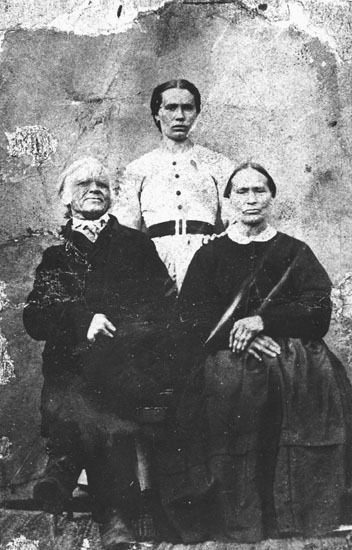 Sven Ersson (1810-1900), dotter Sigrid och hust...