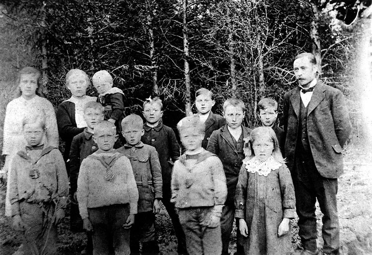 Söndagsskolebarn i Östra Ormsjö omkring år 1922...