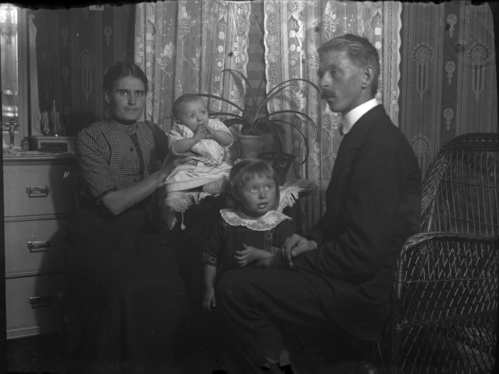 Familjen Thure Kronholm med töserna små.