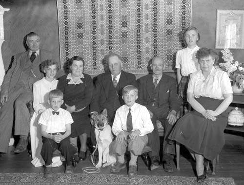 Ernst Svenssons familjen + 3 Flackarp.